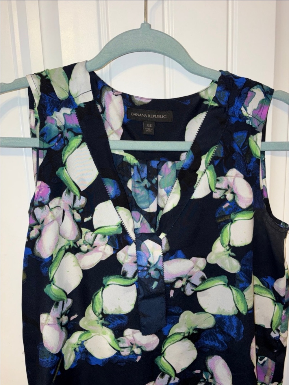 Banana Republic Navy Floral V-Neck Sleeveless Top